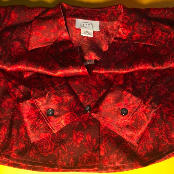 🆕 Ann Taylor LOFT red rose print silk blouse - Picture 4 of 7